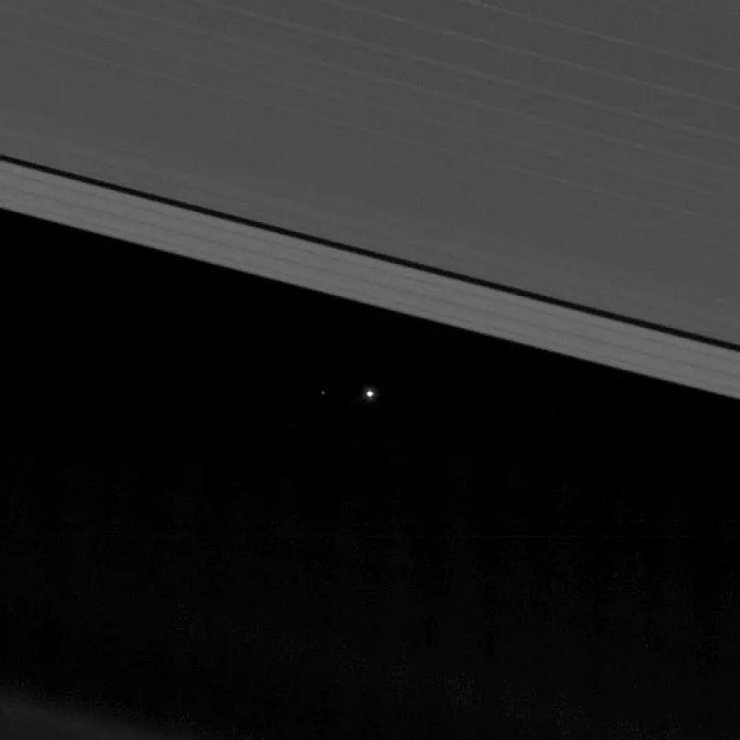 نسخه بزرگنمایی شده ای از عکس فضاپیمای کاسینی که سیاره زمین را از نمای حلقه های یخی زحل نشان می دهد
