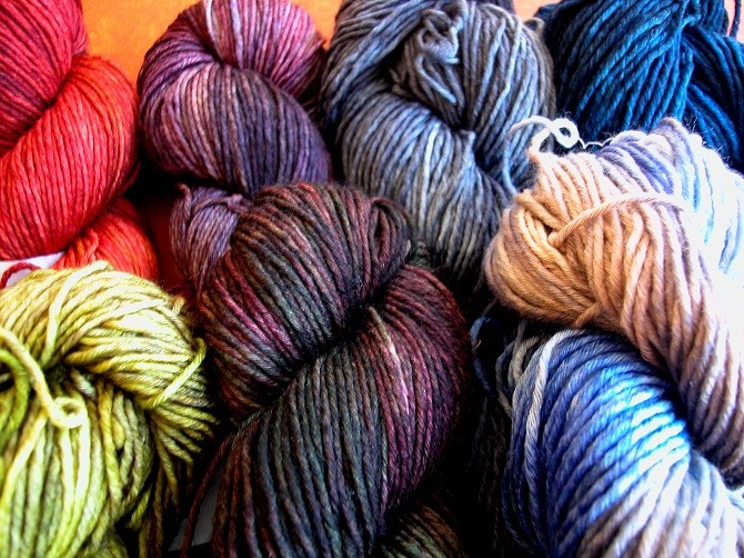 محققان می گویند، بهترین توضیح آنها این است که در معرض پرتوها قرار گرفتن موجب تحریک و التهاب بافت مغزی شده تا فرد در خلال دوره پرتو درمانی خود چنین علائمی را تجربه کند. توضیح دیگر اینکه، پرتو درمانی موجب بیدار شدن فرد در مراحل مختلف خواب شده باشد که باعث شده، فرد ناخودآگاه رنگ های دنیای واقعی را به عنوان خواب های رنگی به خاطر سپرده باشد