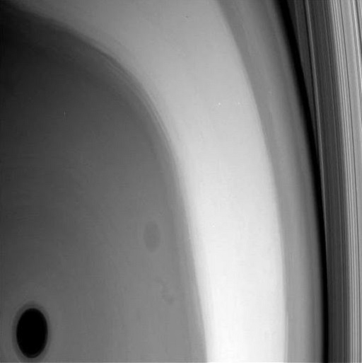 کاوشگر کاسینی این عکس را روز 26 آوریل به ثبت رساند. این کاوشگر در هنگام ثبت این عکس با سرعت ۱۱۰ هزار کیلومتر در ساعت در شکافی بین جو زحل و حلقه های آن قرار گرفته بود