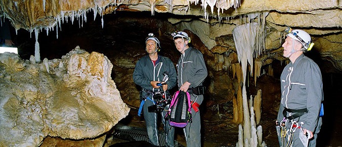 همه گروه فیلم‌برداری، مجاز به پوشیدن لباس‌ها و کفش‌هایی ویژه بودند، همچنین هیچ‌کدام نباید با بسیاری از دیواره‌ها و کف غار تماس می‌داشتند، آن‌ها باید حداقل فاصله ۲ فوتی (حدود ۶۰ سانتی‌متری) را با این نواحی حفظ می‌کردند