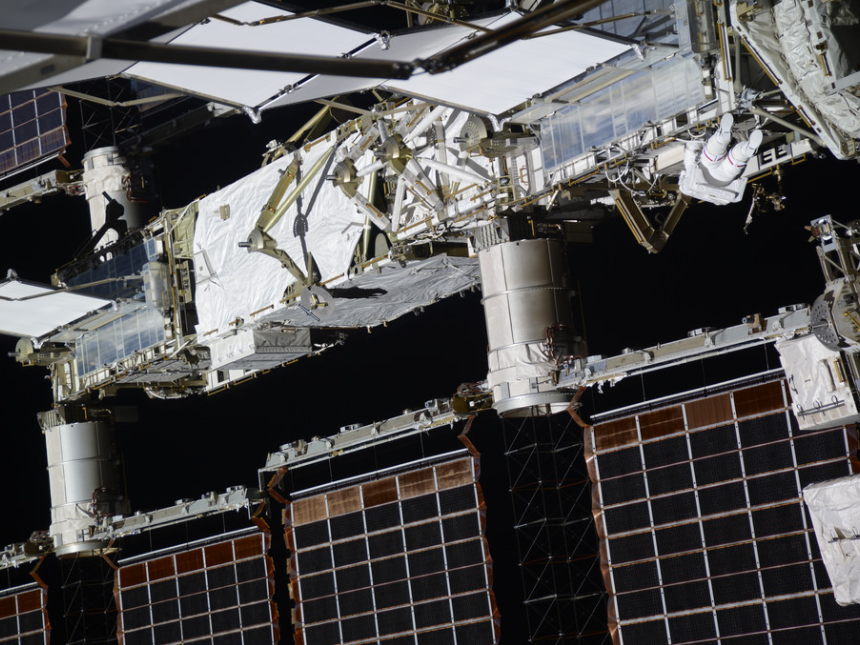 ایستگاه فضایی بین المللی (ISS)، فضاپیمایی در اندازه زمین فوتبال است که فضانوردان در آنجا به زندگی و تحقیق مشغول‌اند.