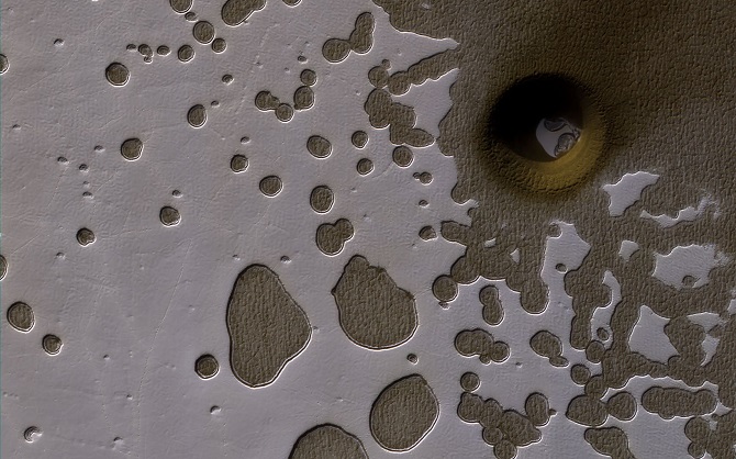 این عکس با استفاده از دوربین هیرایز مدارگرد شناسایی مریخ ثبت شده است، این دوربین علمی که ابزار تصویربرداری باقابلیت‌های بسیار بالاست به ناسا امکان شکار اشیایی بزرگ‌تر از یک متر را از فاصله‌ای حدود 200 تا 400 کیلومتری در مریخ می‌دهد. به این ترتیب، به نظر نمی‌رسد این گودال کوچک باشد، با توجه به در نظر گرفتن مقیاس عکس، 50 سانتی‌متر (19.7 اینچ) در هر پیکسل، در واقع ما با ویژگی به بزرگی چند صد متر مواجه هستیم