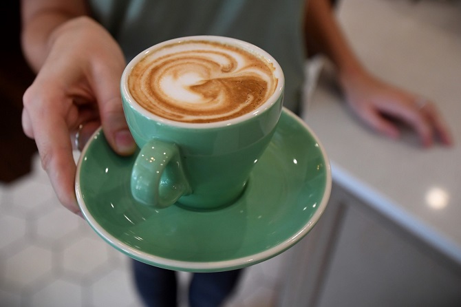 یک فنجان قهوه، حاوی ۹۵ تا ۱۶۵ میلی‌گرم از این محرک طبیعی است. محرکی که اثرات چشمگیر زیادی دارد. ازجمله افزایش سطح هوشیاری و تثبیت حافظه‌ی بلندمدت دارد. بنابراین فواید قهوه به‌قدری است که واقعیت اعتیادآور بودن این نوشیدنی محبوب را به حاشیه ببرد