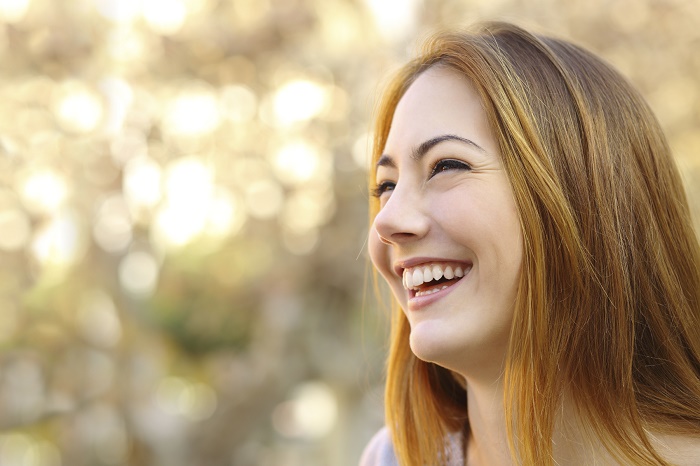 مطالعات نشان داده اند افرادی که اغلب لبخند می زنند، در زندگی شادتر و خوشبخت تر هستند. این عادت رفتاری خوب در نهایت برای رسیدن به آرامش ذهنی، احساسی، روانی و روحی به شما کمک می کند