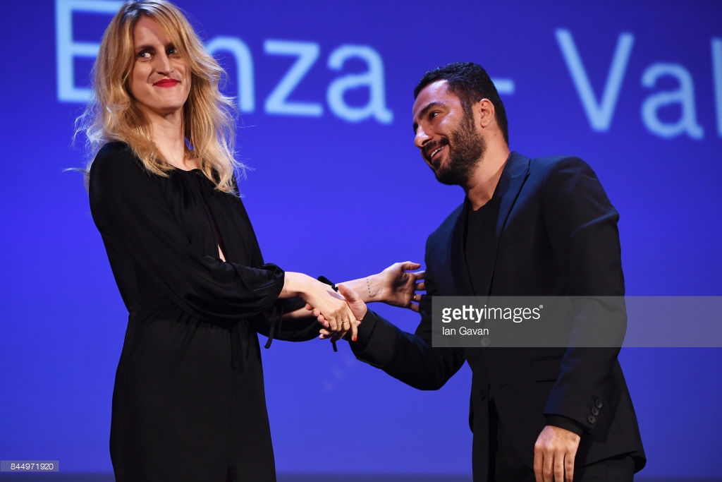 نوید محمدزاده در حین دریافت جایزه بهترین بازیگری بخش افق های نو در جشنواره فیلم ونیز 2017 به دلیل بازی در فیلم بدون تاریخ بدون امضا