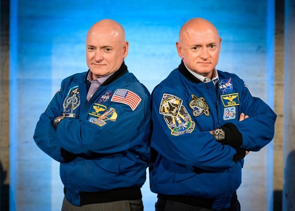 اسکات و مارک کلی. مارک کلی، فضانورد و مهندس بازنشسته ناسا و کاپیتان سابق نیروی دریایی ایالات‌متحده آمریکا است. او که در ماموریت های زیادی شرکت داشته، ماموریت نهاییش برای ناسا در سال ۲۰۱۱ انجام شد که آخرین ماموریت فضاپیمای اندور هم بود