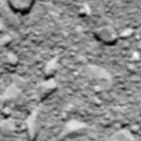 آخرین عکس فضاپیمای رزتا از فاصله 17 تا 20 متری گرفته شده است که ناحیه‌ای به وسعت یک متر مربع از دنباله‌دار را پوشش می‌دهد. با توجه به نزدیکی این فاصله، دوربین‌های رزتا قادر به فوکوس (البته دوربین‌های رزتا هم برای چنین فاصله‌ای طراحی نشده بودند) نبودند و بنابراین تصور نهایی، یک عکس تار است