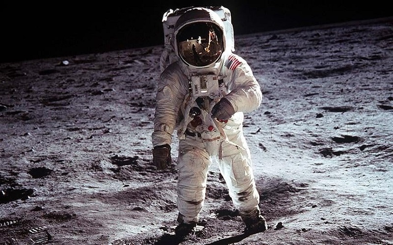 تصویری از باز آلدرین (Buzze Aldrin)، فضانورد ماموریت آپولو ۱۱ که در سال ۱۹۶۸ میلادی انجام شد. آلدرین پس از نیل آرمسترانگ دومین انسانی بود که بر روی کره ماه قدم نهاد. این تصویر توسط نیل آرمسترانگ و به نحوی گرفته شده که در انعکاس کلاه فضایی (Helmet) آلدرین تصویر خودش دیده شود. تغییر سیاست‌های فضایی آمریکا، با روی کار آمدن دولت دونالد ترامپ به سوی کاوش بیشتر در کره ماه و ایجاد یک پایگاه فضایی برای ماموریت‌های احتمالی به سوی مریخ و فراتر از آن، خواهد رفت. (اعتبار: NASA)
