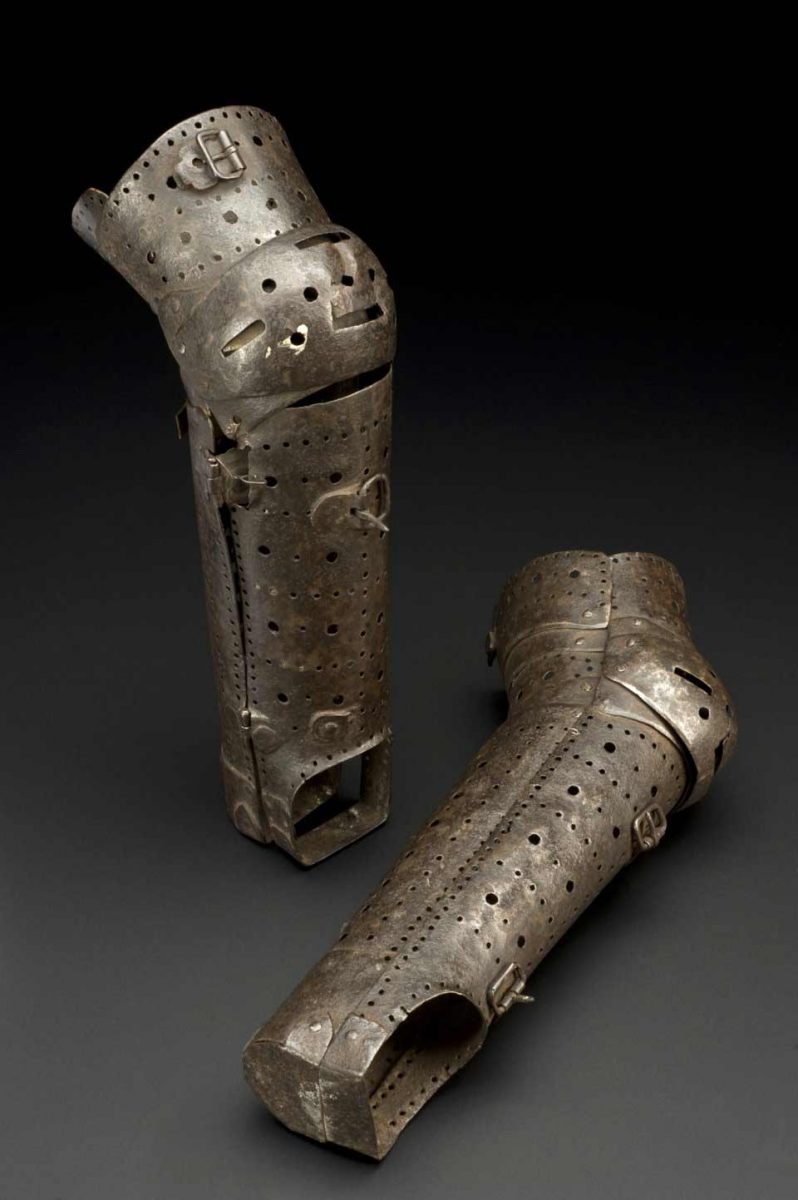 نمونه‌ای از یک جفت زانوی مصنوعی. در قرون گذشته، اغلب اندام‌های مصنوعی از جنس آهن و دیگر فلزات سنگین ساخته می‌شدند که چندان کاربردی نبودند
