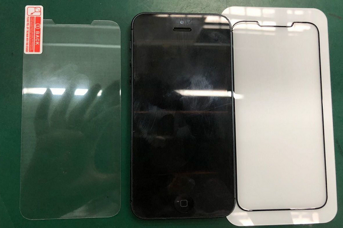 تصویری که در بالا مشاهده می‌کنید، درواقع محافظ صفحه نمایش آیفون اس ای 2018 را نشان می‌دهد که توسط تولیدکننده‌ی لوازم جانبی منتشر شده است.
