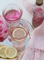 گلاب نوشیدنی برای رفع عطش و تشنگی