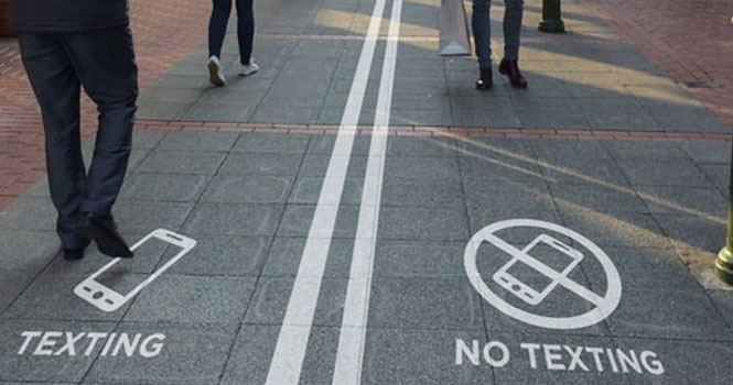استفاده از پیاده رو مخصوص برای معتادان به موبایل در چین