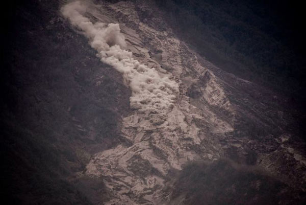 یک جریان آذرآواری در شیب آتشفشان فوئگو در گواتمالا. دمای این مواد آتشفشانی به ۱۳۰۰ درجه سانتی‌گراد می‌رسد
