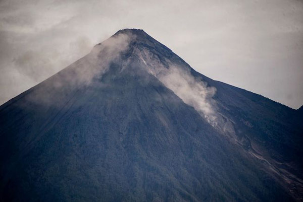 آتشفشان فوئگو یک آتشفشان چینه‌ای است که طی قرن‌ها با انباشته شدن روانه‌های آتشفشانی روی هم شکل گرفته است