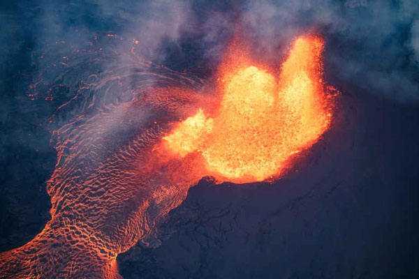 تصویر هوایی از فوران‌های اخیر آتشفشان کیلاویا در جزیره بزرگ هاوایی. آتشفشان کیلاویا در جزیره هاوایی از روز ۱۳ اردیبهشت دوره جدیدی از فعالیت‌های خود را آغاز کرده