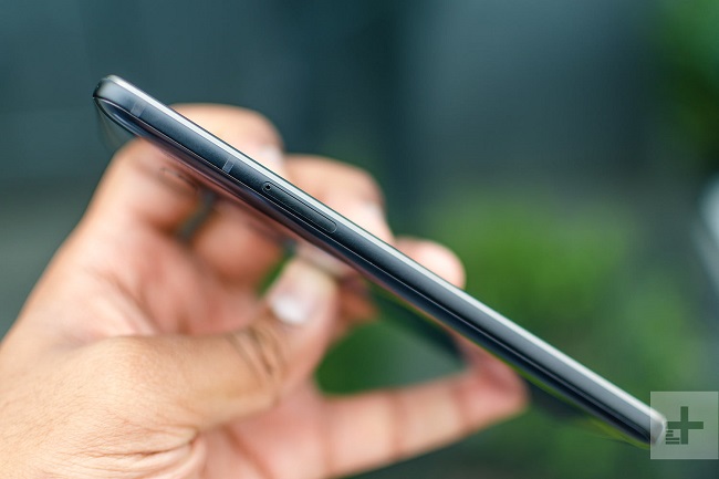 گوشی یو 12 پلاس با ویژگی‌ منحصر‌به‌فرد اج (Edge Sense) سنس همراه است که به کاربر اجازه می‌دهد با فشار دادن لبه‌های حساس موبایل، عملکردهای مورد نظر خود را روی دستگاه اجرا کند.