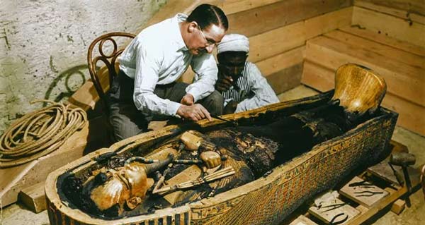 هوارد کارتر در حال بررسی تابوت "توت‌عنخ‌آمون"، این باستان شناس بریتانیایی با کشف مقبره توت‌عنخ‌آمون در نوامبر ۱۹۲۲ به شهرتی جهانی دست یافت