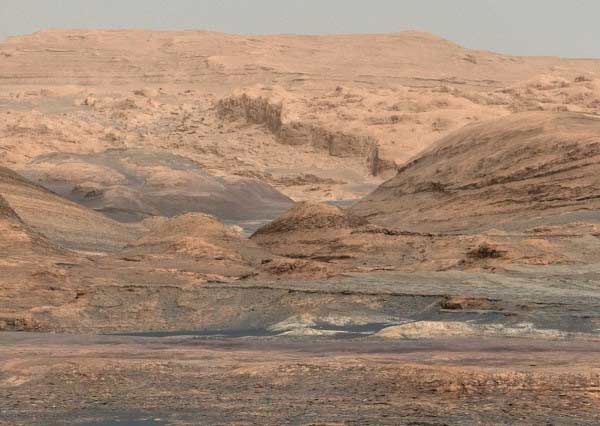 فشار جو مریخ، کمتر از یک درصد زمین است. از این رو، هر آب مایعی روی سطح سیاره خیلی سریع تبخیر یا منجمد می‌شود