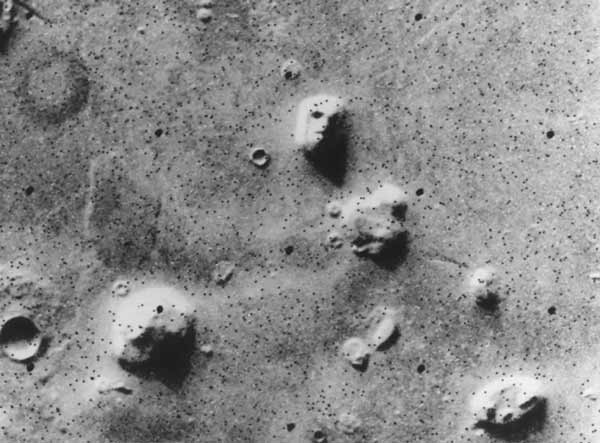 بسیاری از مردم تصور کردند تصاویری که در سال 1976 توسط مریخنورد وایکینگ 1 گرفته شد، چهره‌ای را نشان می‌دهند که احتمالا بقایای تمدن باستانی است