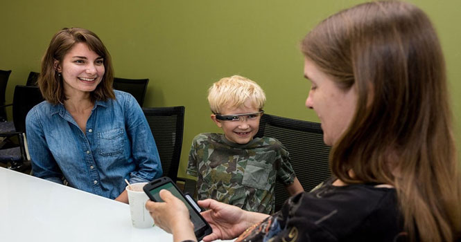 گوگل گلس با خواندن حالات چهره به کودکان مبتلا به اوتیسم کمک می‌کند
