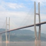 پل ژوانگژو در سال 2009 بر روی رودخانه یانگ تسه ساخته شد. این پل با ارتفاع 247 متر یکی از بلندترین پلهای کابلی جهان است. دهنه اصلی پل نیز 460 متر است.