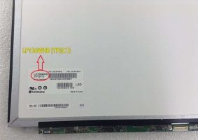 مرحله دوم: برداشتن و خارج کردن LCD شکسته از روی لپ تاپ