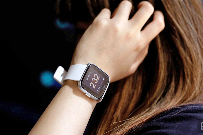 فیت بیت ورسا لایت (Fitbit Versa Lite) - بهترین ساعت های هوشمند 2021