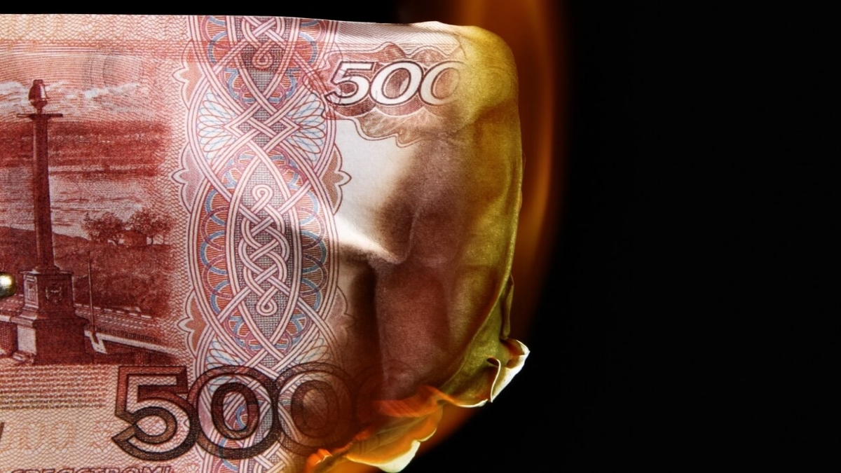 سقوط ارزش روبل ؛ حذف بانک های روسیه از سوئیفت ادامه دارد