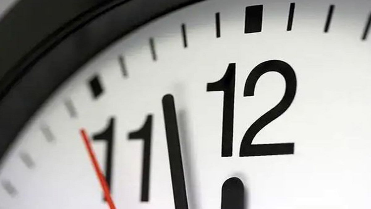 ساعت رسمی کشور در سال 1401 جلو کشیده می‌شود