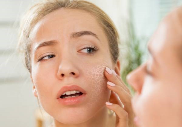 مراقبت از پوست صورت با استفاده از ضد آفتاب و ماسک صورت