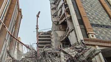 علت ریزش ساختمان متروپل آبادان چه بود؟