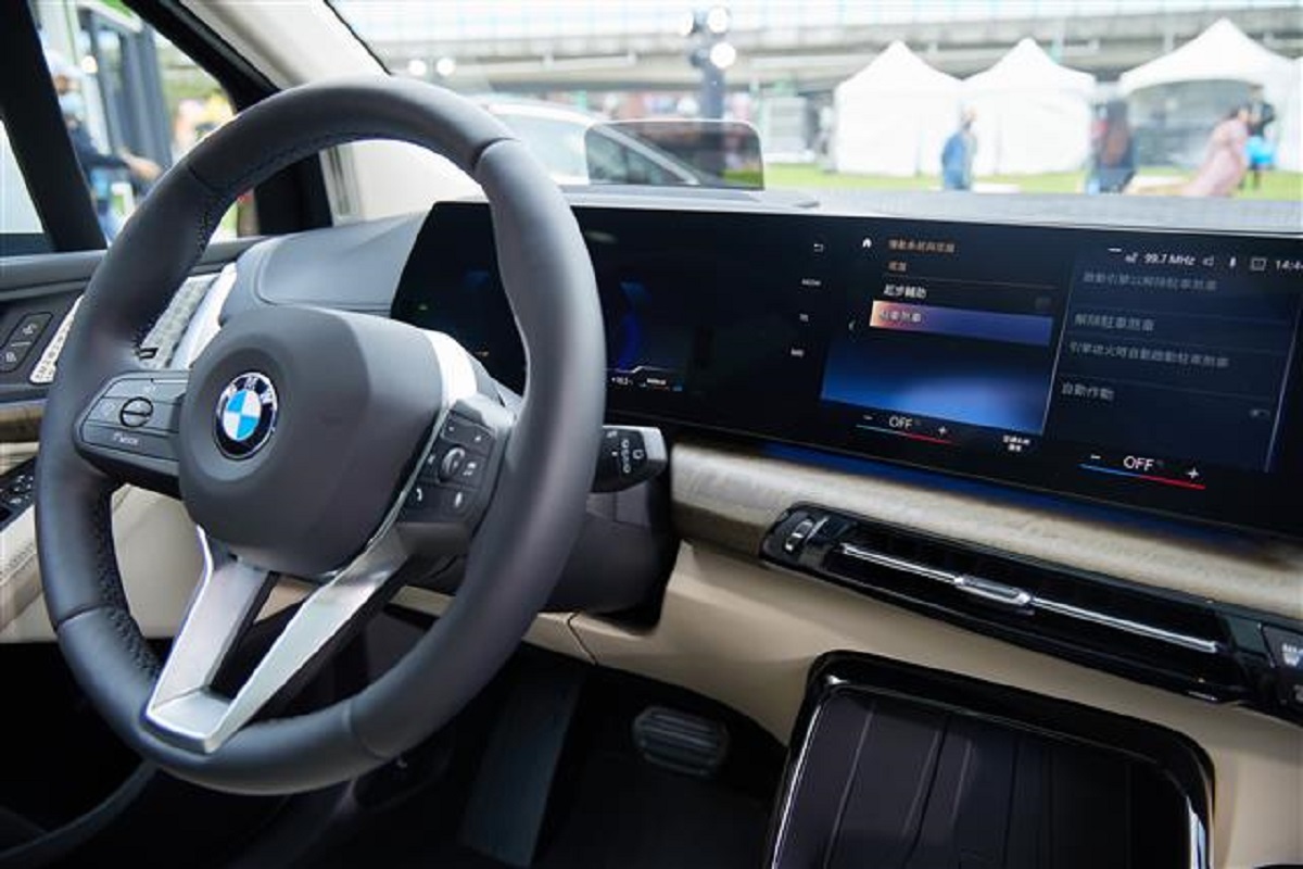 The new BMW car will be equipped with Samsung OLED panel!