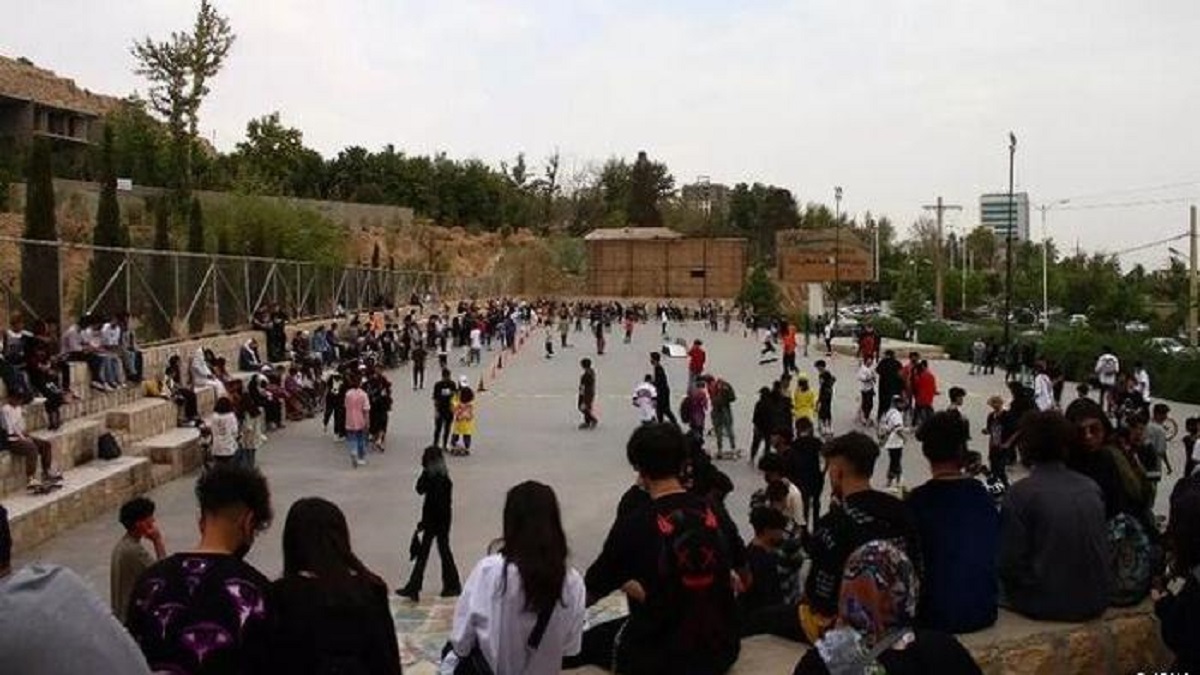 تجمع جنجالی در بلوار چمران شیراز ؛ دهه هشتادی ها و نودی ها وارد می‌شوند [+فیلم]