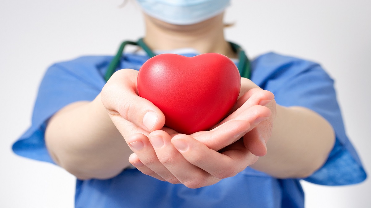 چه زمانی باید به دکتر قلب مراجعه کنیم ؟ این علائم به شما می‌گویند به متخصص مراجعه کنید