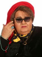 گریم زنانه اکبر عبدی در فیلم نقره داغ خبرساز شد.