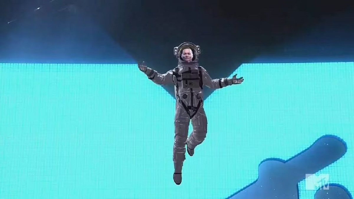 جانی دپ با لباس فضانوردی در مراسم MTV ظاهر شد [+فیلم]