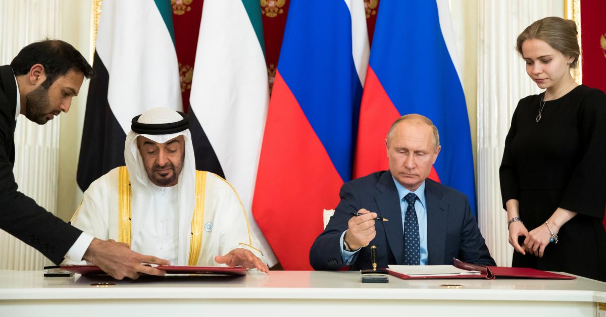 بدرقه جنجالی پوتین از حاکم امارات ؛ کت شخصی رئیس جمهور روسیه روی شانه‌های بن زاید! [+ ویدیو]