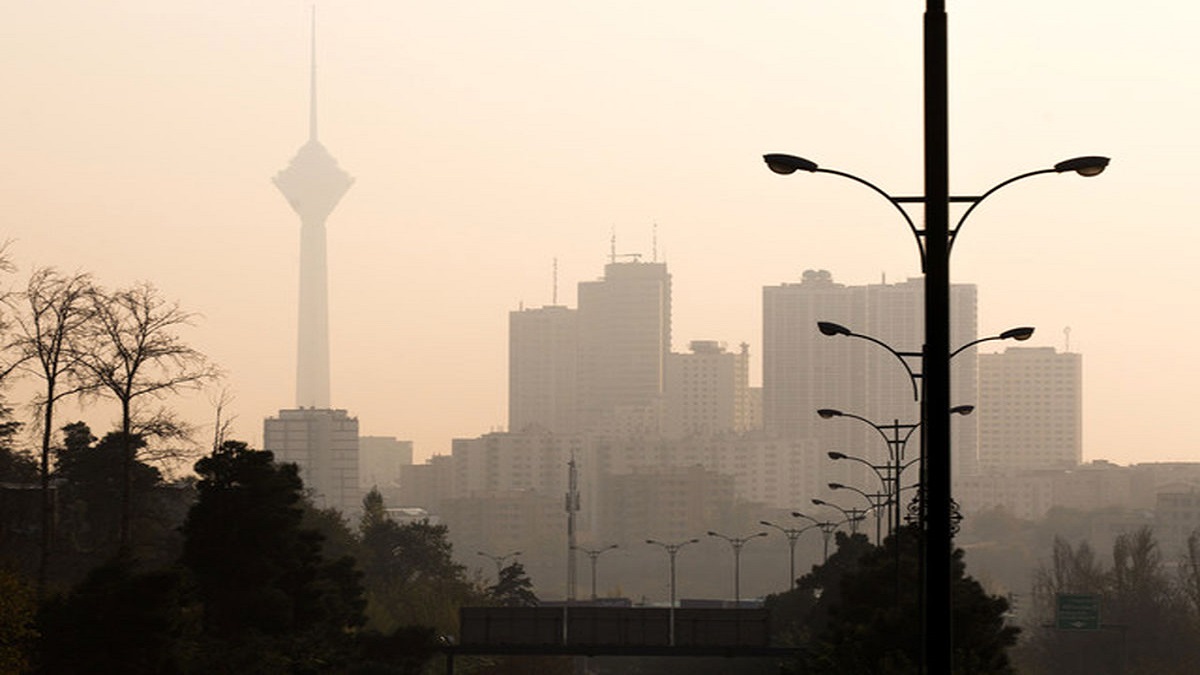 وضعیت قرمز آلودگی هوا در تهران فعلا ادامه دارد / شهردار تهران سلب مسئولیت کرد