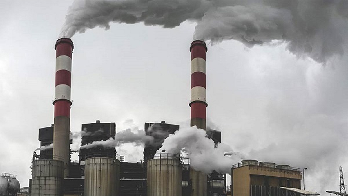 مازوت سوزی نیروگاه‌ها همچنان ادامه دارد؛ اینجا کسی به فکر محیط زیست نیست!