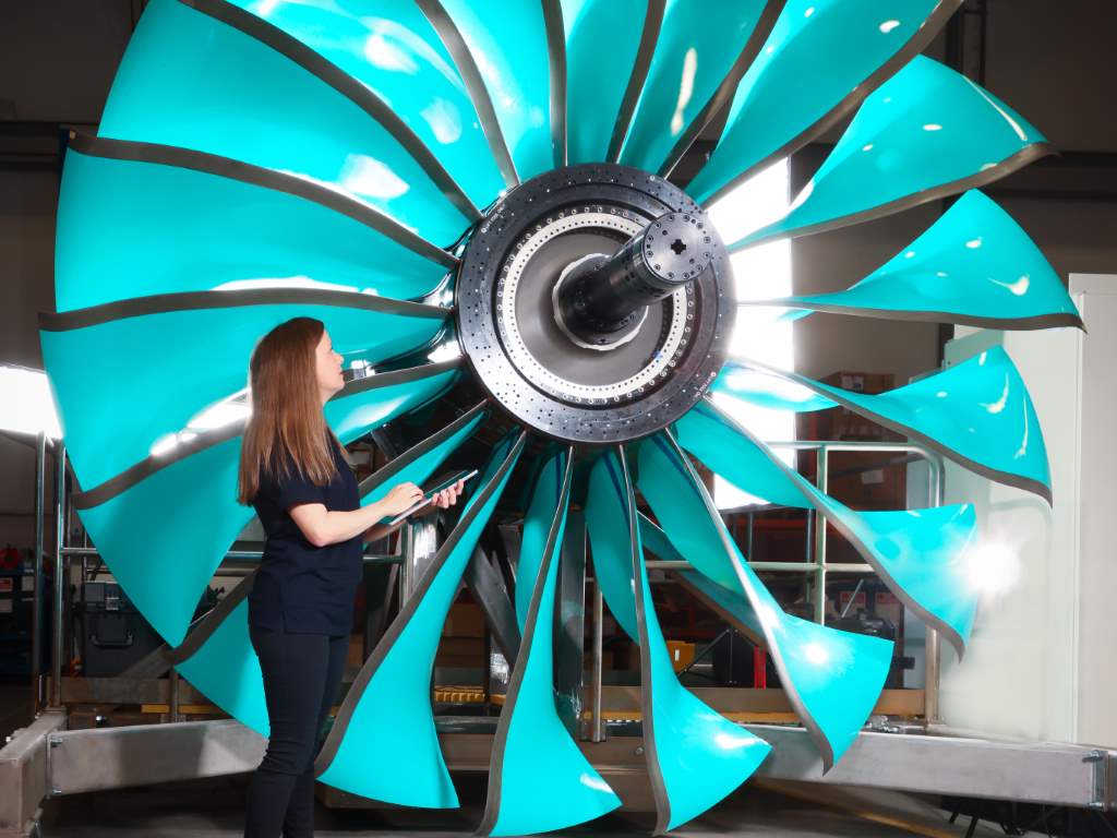 بزرگترین موتور هواپیمای جهان رونمایی شد