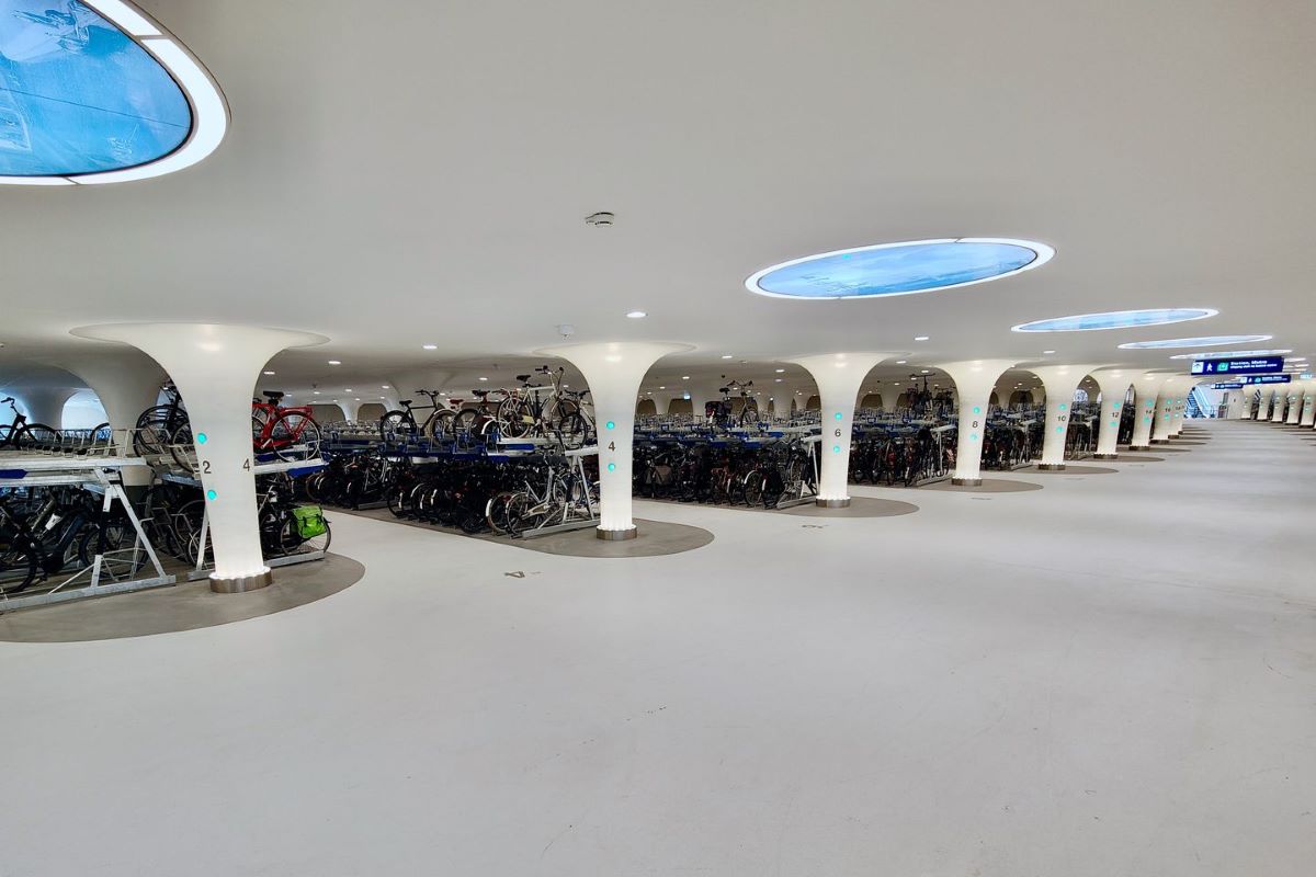 بزرگترین پارکینگ زیرآبی دوچرخه دنیا افتتاح شد