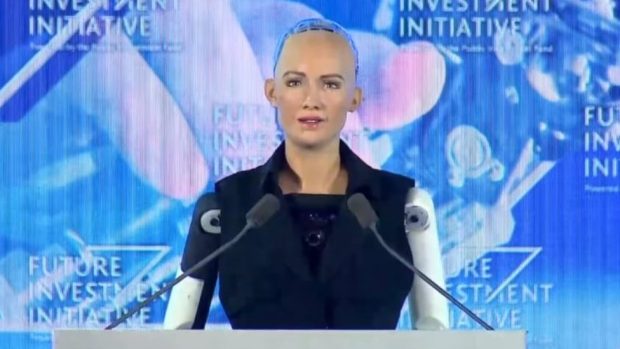 نخستین ربات سخنگوی عربستان با نام سارا معرفی شد [+ویدیو]