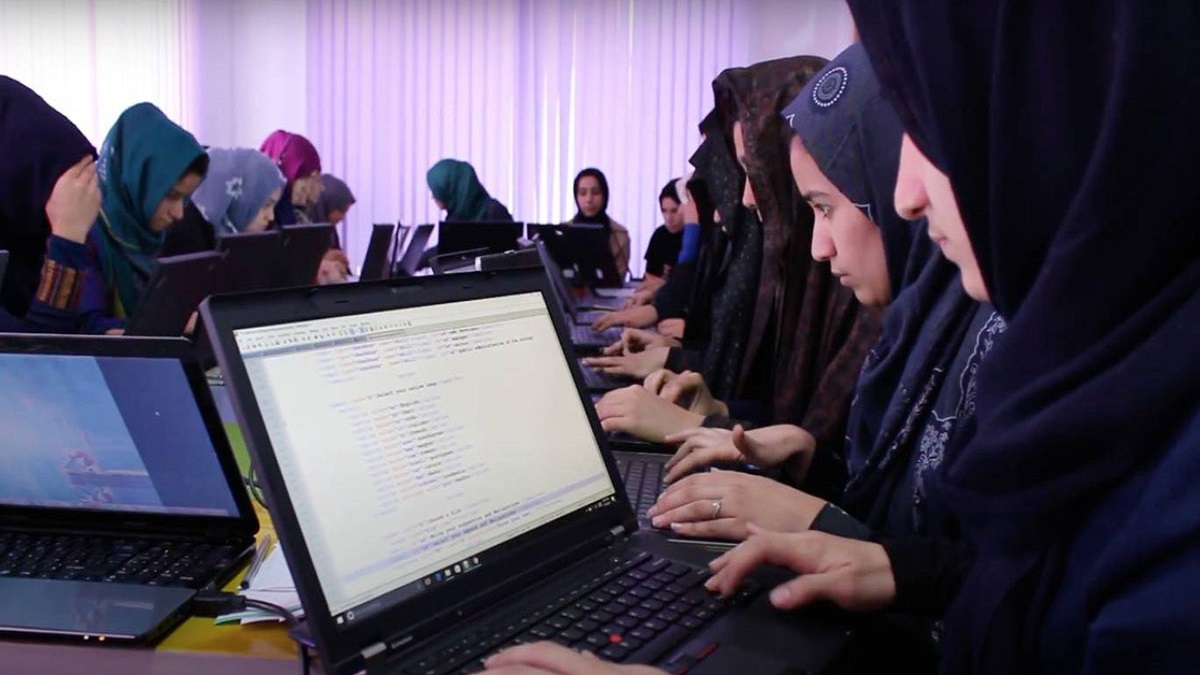 درخواست جدید از ایلان ماسک؛ ارائه اینترنت ماهواره‌ای برای دختران افغانستانی
