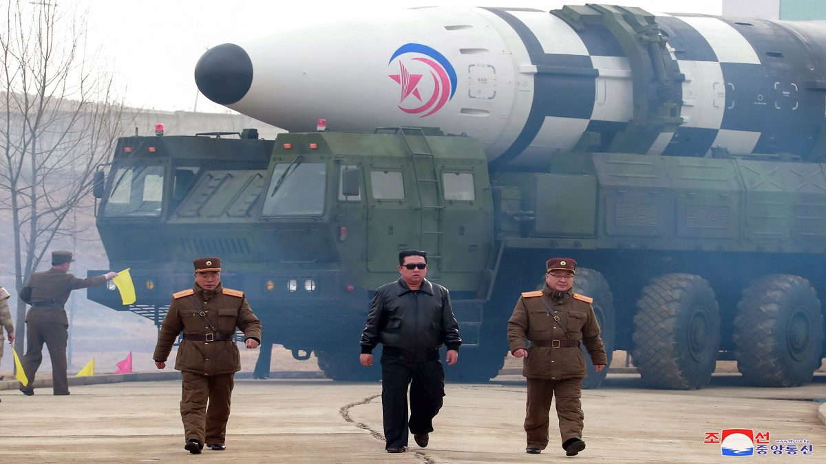 سرزمین‌ عجایب: اعطای بالاترین نشان افتخار کره شمالی به یک لانچر موشک توسط کیم جونگ اون!