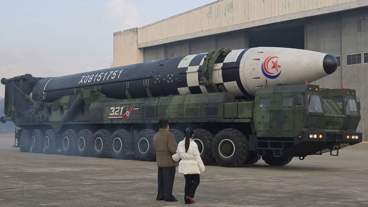 اعطای بالاترین نشان افتخار کره شمالی به یک لانچر موشک توسط رهبر کره شمالی