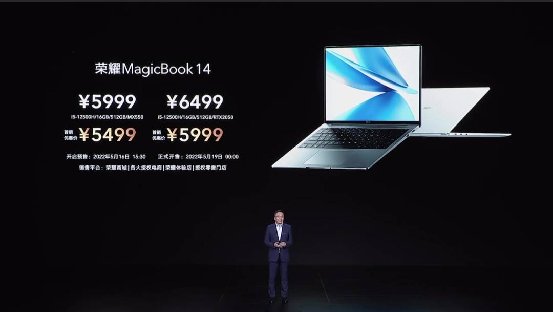 لپ تاپ MagicBook 14 مدل 2023 طراحی ظریف با حاشیه‌های باریک دارد، اما در همان حال شاسی مستحکمی در آن به‌کار رفته است. این دستگاه از یک نمایشگر 14.2 اینچی با نسبت نمایشگر به بدنه حداکثر 91.5 درصدی بهره می‌برد. این نمایشگر تصاویر را با رزولوشن 2520 در 1680، حداکثر روشنایی 460 نیتی، 1.07 میلیارد رنگ، پوشش 100 درصدی گستره رنگی sRGB و همچنین نرخ تازه‌سازی 120 هرتز به کاربر تحویل می‌دهد. ضمن این‌ها، آنر برای این لپ تاپ گواهی حفاظت از چشم را کسب کرده است. توان پردازشی آنر مجیک بوک 14 مدل 2023 را یک پردازنده Core i5-13500H نسل سیزدهمی تامین می‌کند و کارت گرافیک انویدیا جی‌فورس RTX 3050 هم در کنار آن قرار می‌گیرد. این لپ تاپ همچنین به‌لطف استفاده از طراحی جدیدی برای جلوگیری از اتلاف حرارت، می‌تواند به حداکثر بازدهی در عملکرد خود دست پیدا کند. مسئله حرارت خصوصاً در مواقعی مثل تجربه بازی‌های ویدیویی که بخش قابل توجهی از کل سیستم را درگیر می‌کنند، حائز اهمیت است.
