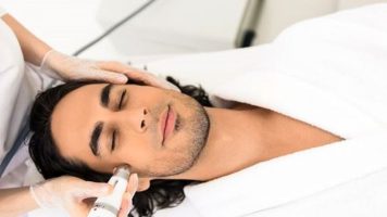 ماساژ و لیزر بدن مردان توسط زنان در کلینیک‌های زیبایی