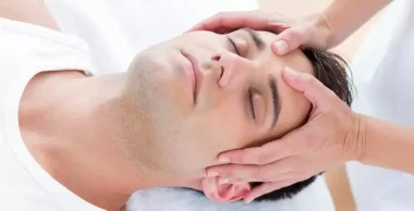 ماساژ و لیزر بدن مردان توسط زنان در کلینیک‌های زیبایی