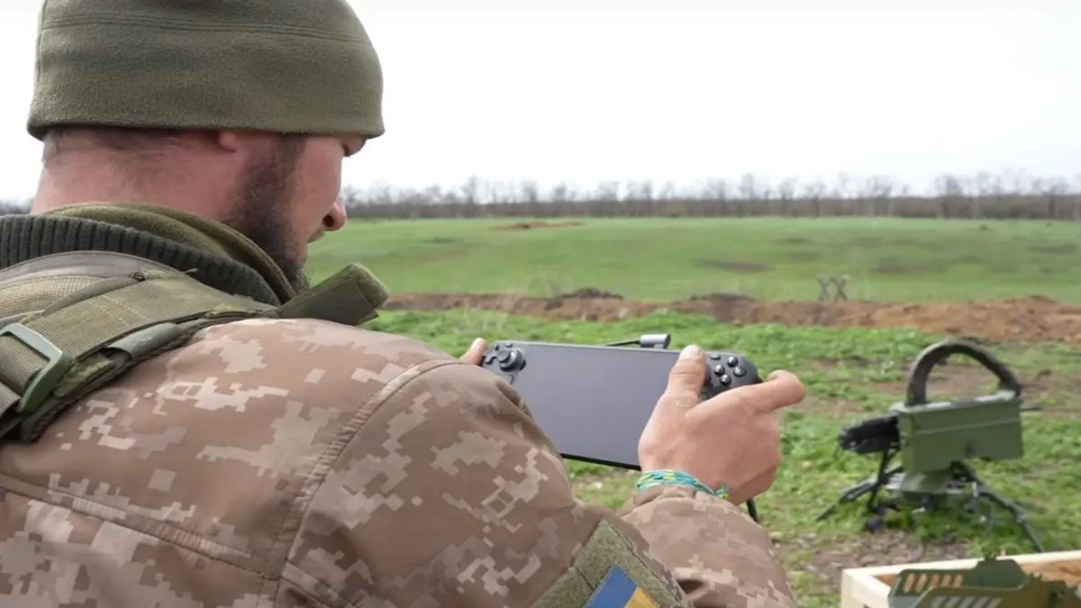 کنترل از راه دور سلاح‌های جنگی با کنسول استیم دک توسط سربازان اوکراینی! [+فیلم]