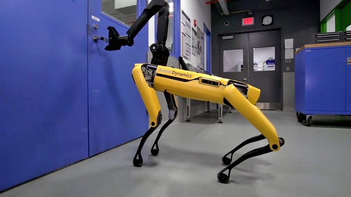 سگ رباتیک بوستون داینامیکس بدون نیاز به کمک از درها عبور می‌کند [+فیلم]